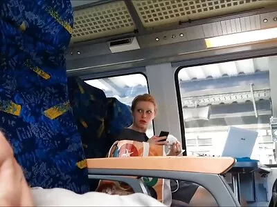 Une femme prend la grosse bite de son amant dans son vagin. free video porno arabe