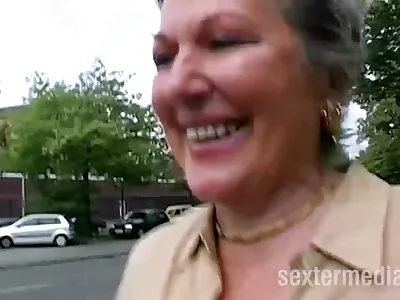 Génisse en pantalon de cuir baise avec porno arabe sauvage un mec qui s'embrasse