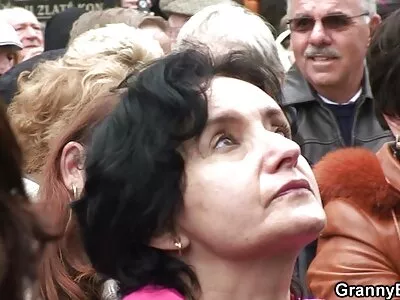 Maman baise avec un baiser dans un restaurant. porno sexy araby