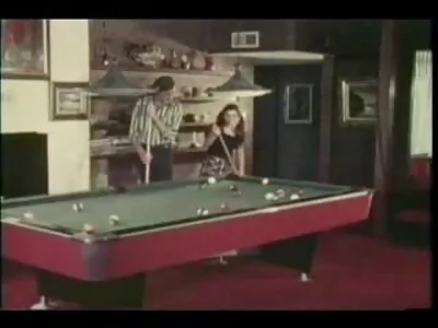 Une brune d'âge moyen écarte les lèvres et taquine un gode sex arabe xxx