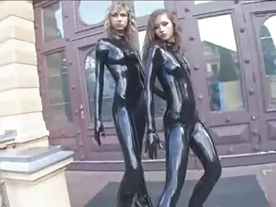 Les gardes film porno x arabe de sécurité embrassent la mère et la fille pour avoir volé