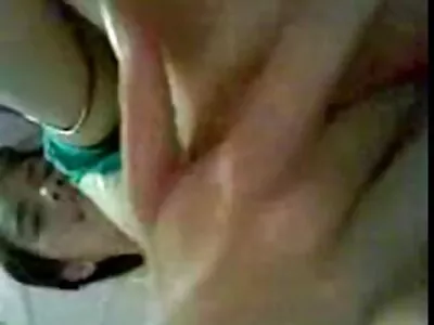 Fils donne à sa mère une bite en caoutchouc pour être coquine dans la salle filme prono arabe de bain