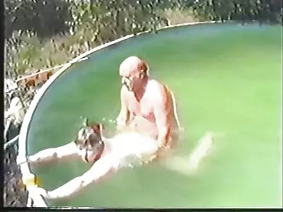 L'homme baise sa femme avec un baiser et éjacule dans sa film pourno arabe bouche.