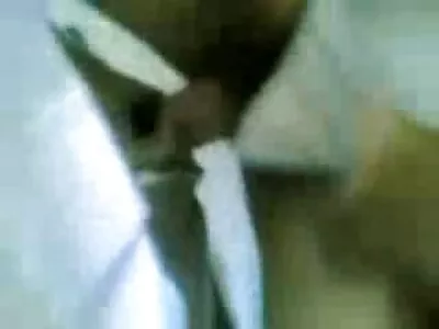 Une femme mûre avec des amis organise un BAISER de groupe avec film pornographique arabe son mari