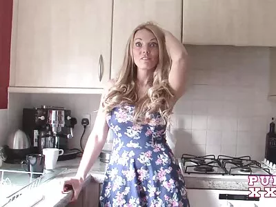 Homme mûr embrassant une jeune porno arabe classic femme