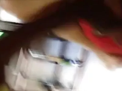 Une femme mûre lèche la bite de son mari dans filmepornoarab la salle de bain