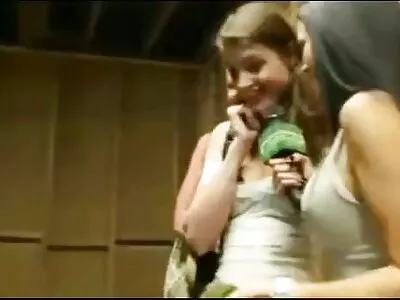 Kiss Kiss petit-fils a emmené sa grand-mère dans la forêt pour chercher des champignons et l'a arabe vierge porno baisée dans les buissons