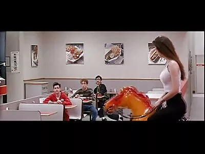 Une fille coquine baise une fille aux seins énormes au milieu de la sex arab voyeur nuit