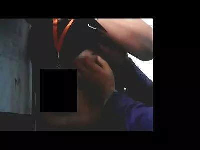 Un jeune homme baise une femme mûre sur une couverture film porno en arabe avec un baiser