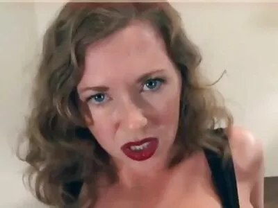 Beau-fils embrasse fermement le crabe blanc de sa belle-mère sur le canapé porno public arab