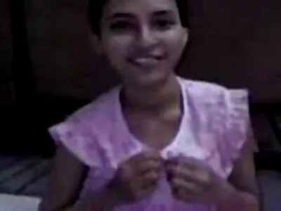 Un étranger mature embrasse une belle Milf film xxx arabe sur le canapé