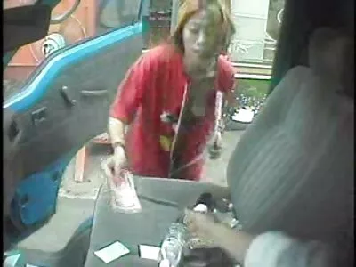 La aflam xx arab femme chevauche la bite d'un jeune homme à la chatte chauve