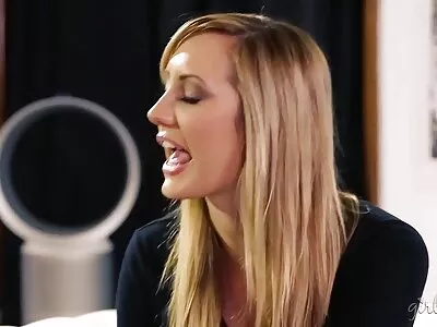 Ma belle-mère adore quand elle lui film porno arabie donne un putain de baiser.