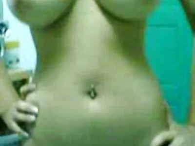 La rousse s'assoit d'abord sur film sexe en arabe le visage du mec puis initie elle-même le sexe oral.