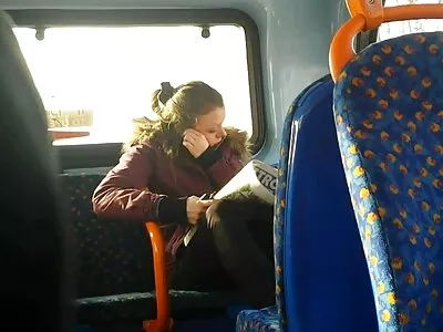 Un voisin mignon baise des bas milf rouges dans la cuisine xxx vidéo arabe sans s'embrasser