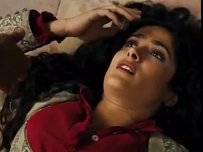 Femme à la chatte rasée caresse la bite sex porno arab gratuit entre les seins avant de s'embrasser