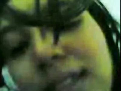 - une fille mulâtre a été embrassée par un homme blanc qui l'a vue dans un magasin film porno arabes