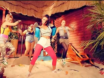 pénétration de bite film porno hijab sur blonde rasée dans la chambre